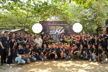 Đoàn làm phim "Làm giàu với ma" trong buổi lễ khai máy. (Ảnh: Đoàn làm phim cung cấp)