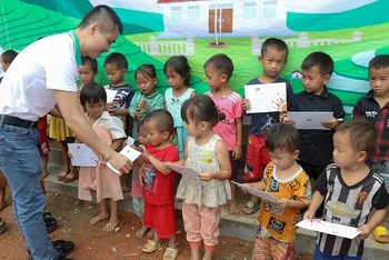 5 họa sĩ tặng tranh đấu giá gây quỹ xây nhà cho người nghèo