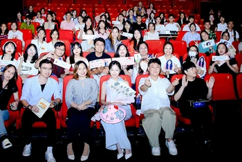 Đoàn làm phim "Tuổi thanh xuân" của Hàn Quốc giao lưu với khán giả Đà Nẵng. (Ảnh: ANH VŨ)
