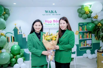 Nhà thơ Lữ Mai và bà Phùng Thị Như Quỳnh, Phó Giám đốc WAKA.