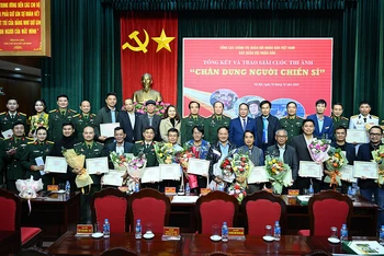 Các tác giả đoạt giải và Ban tổ chức cuộc thi.