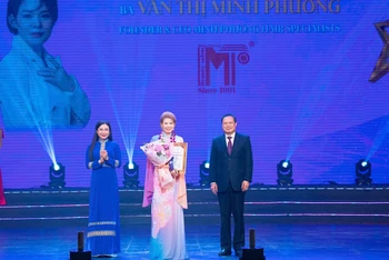 Nhà tạo mẫu Văn Thị Minh Phương tại lễ trao giải VNBA Beauty Awards 2025.