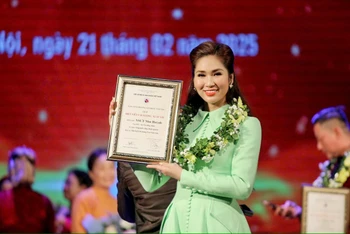 NSƯT Như Huỳnh nhận giải thưởng “Diễn viên cải lương xuất sắc”. (Ảnh: NVCC)