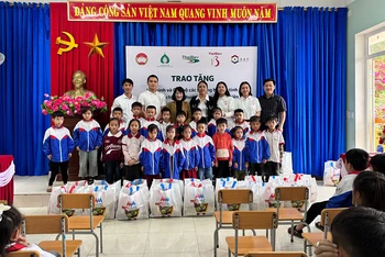 Chương trình tặng quà cho học sinh tại tỉnh Quảng Bình. (Ảnh: C asean)