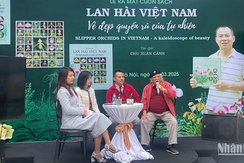 Tác giả Chu Xuân Cảnh (thứ hai từ phải sang) tại buổi ra mắt sách.