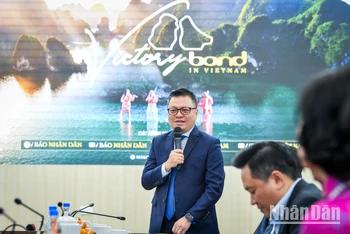 Tổng Biên tập Báo Nhân Dân Lê Quốc Minh giới thiệu về MV "Victory - Bond in Vietnam" trong lễ ra mắt. (Ảnh: THÀNH ĐẠT)