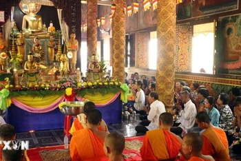 Sư sãi và bà con Phật tử Khmer tụng kinh trước khi làm Nghi lễ tắm Phật trong Tết Chôl Chnăm Thmây của đồng bào Khmer ở Sóc Trăng Sóc Trăng. (Ảnh: TTXVN)