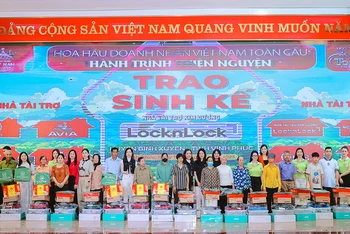 Đoàn trao quà tặng cho các hộ nghèo ở địa phương. (Ảnh: BÌNH NGUYỄN)