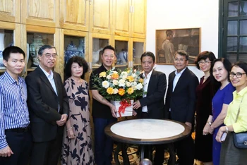 Đoàn Ủy ban Quốc gia UNESCO Việt Nam đến chúc mừng gia đình cố nhạc sĩ Hoàng Vân. (Ảnh: Ủy ban cung cấp)
