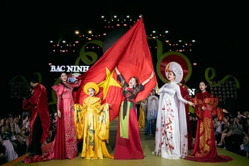 Nhà thiết kế Thạch Linh (giữa) trong show diễn. (Ảnh: NVCC)