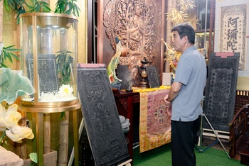 Khách tham quan chiêm ngưỡng các mộc bản được trưng bày tại Diệu Tướng Am. (Ảnh: Ban tổ chức cung cấp)