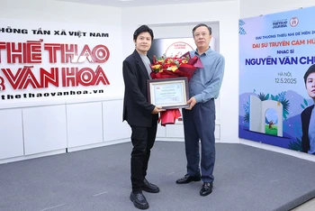 Tổng Biên tập Báo Thể thao và Văn hóa Nguyễn Thiện Thuật trao hoa và Bằng chứng nhận Đại sứ truyền cảm hứng cho Nhạc sĩ Nguyễn Văn Chung. (Ảnh: Ban tổ chức)