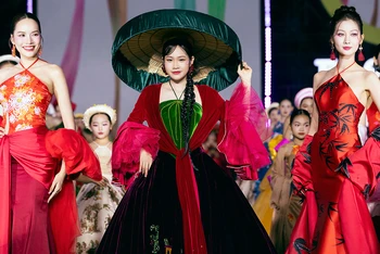 Đàm Thủy Tiên tự tin trình diễn cùng các hoa hậu Lê Hoàng Phương và Võ Lê Quế Anh.