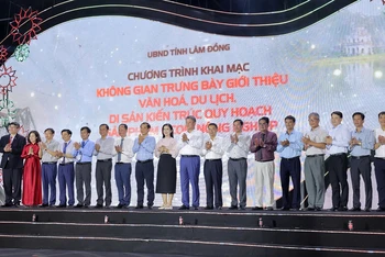 Các đại biểu tại lễ khai mạc Không gian trưng bày văn hóa du lịch Lâm Đồng tại Hà Nội. (Ảnh: Ban tổ chức)