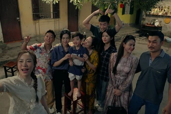 Các diễn viên trong phim "DỊu dàng màu nắng". (Ảnh: VFC)