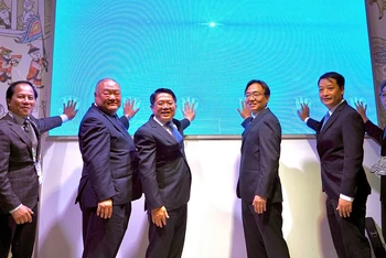 Các đại biểu thực hiện nghi lễ khai mạc Tuần lễ. (Ảnh: Cục Hợp tác quốc tế cung cấp)