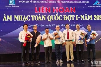 Lãnh đạo tỉnh An Giang tặng hoa cho các nhạc sĩ.