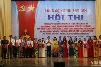 Ban tổ chức tặng quà cho các thí sinh dự thi.