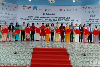 Quang cảnh công bố xuất khẩu xoài hạt lép sang Hàn Quốc.