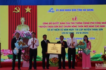 Lễ đón nhận Quyết định của Thủ tướng Chính phủ công nhận huyện Thoại Sơn đạt chuẩn nông thôn mới nâng cao