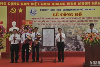 Lãnh đạo tỉnh An Giang trao Nghị quyết của Ủy ban Thường vụ Quốc hội và trao hoa chúc mừng Đảng bộ phường Mỹ Xuyên.