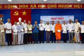 Đoàn công tác chúc Tết cổ truyền Chôl Chnăm Thmây năm 2025 và tặng quà đồng bào dân tộc Khmer.