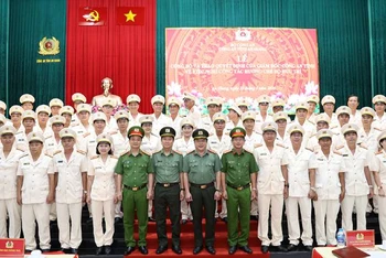 Ban Giám đốc Công an tỉnh An Giang chụp ảnh cùng các đồng chí Công an xin nghỉ theo nguyện vọng.