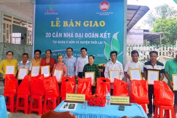 Lễ bàn giao 20 căn nhà Đại đoàn kết tại quận Ô Môn và huyện Thới Lai.