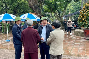 Đồng chí Phạm Gia Túc, Bí thư Tỉnh ủy Nam Định có mặt tại Đền Trần để chỉ đạo, động viên các lực lượng làm nhiệm vụ bảo đảm an ninh, trật tự trong đêm khai ấn.