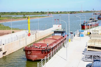 Tàu vận tải thủy đi từ Sông Ninh Cơ sang sông Đáy qua Kênh Nghĩa Hưng.