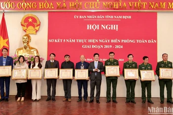 Lãnh đạo tỉnh Nam Định tặng Bằng khen của Ủy ban nhân dân tỉnh cho các tập thể có thành tích xuất sắc trong thực hiện Ngày Biên phòng toàn dân giai đoạn 2019-2024.