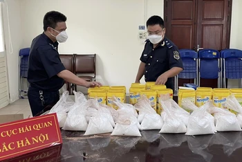 Tang vật nghi ma túy cất giấu tinh vi dưới đáy các hộp cacao.