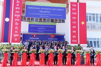 Các đại biểu cắt băng khánh thành Bệnh viện Hữu nghị Lào-Việt Nam tỉnh Xiengkhouang. (Ảnh: Trịnh Dũng)