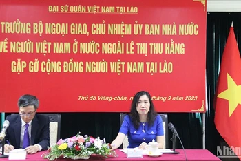 Thứ trưởng Ngoại giao Lê Thị Thu Hằng tại buổi gặp gỡ cộng đồng người Việt Nam tại Lào. (Ảnh: Hải Tiến)