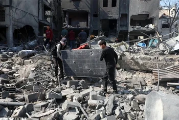 Các tòa nhà bị phá hủy sau cuộc không kích của Israel tại Gaza ngày 18/3/2025. (Ảnh: THX/TTXVN)