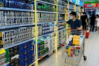 Người tiêu dùng lựa chọn các sản phẩm đồ uống tại siêu thị ở Hà Nội. (Ảnh ÁNH DƯƠNG)