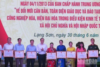 Đại diện lãnh đạo Ủy ban nhân dân tỉnh Lạng Sơn, trao tặng bằng khen của Chủ tịch Ủy ban nhân dân tỉnh cho các tập thể và cá nhân có thành tích xuất sắc trong thực hiện Nghị quyết số 29 của Ban Chấp hành Trung ương Đảng khóa XI.