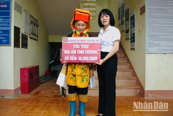 Đại diện lãnh đạo Ngân hàng nông nghiệp và Phát triển nông thôn chi nhánh (Agribank) Lạng Sơn, trao tặng, tài trợ tiền xây nhà cho gia đình Chị Hoàng Múi Phin.