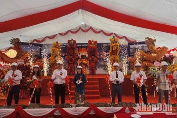 Các Đại biểu cùng nhà đầu tư tham gia nghi lễ khởi công xây dựng Khu đô thị phía đông nam thị trấn Đồng Mỏ, Chi Lăng (Lạng Sơn).