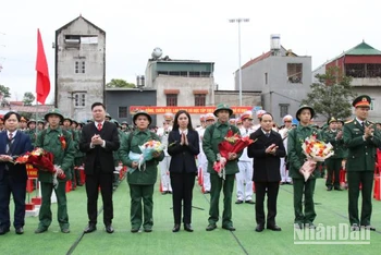 Lãnh đạo Tỉnh ủy, Huyện ủy, Ủy ban nhân dân huyện Lộc Bình (Lạng Sơn), tặng hoa chúc mừng các tân binh lên đường nhập ngũ.