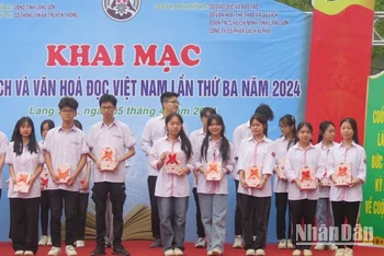 Ban tổ chức tặng sách cho học sinh có hoàn cảnh khó khăn.