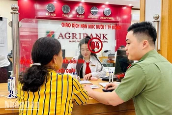 Giao dịch viên Agribank chi nhánh huyện Bắc Sơn và cán bộ đội an ninh, Công an huyện Bắc Sơn, hỗ trợ, tư vấn cho khách hàng suýt bị lừa đảo qua mạng.