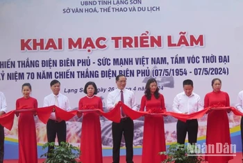 Đại diện lãnh đạo Ủy ban nhân dân tỉnh cùng các sở, ban ngành của tỉnh Lạng Sơn cắt băng khai mạc triển lãm.
