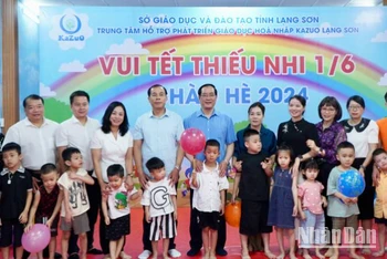 Đại diện lãnh đạo Ủy ban nhân dân tỉnh Lạng Sơn tặng quà trẻ em có hoàn cảnh khó khăn tại Trung tâm hỗ trợ phát triển giáo dục hòa nhập KAZUO Lạng Sơn.