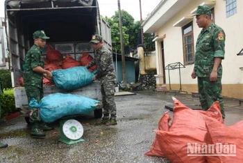 Cán bộ, chiến sĩ Đồn Biên phòng Chi Ma, Lộc Bình (Lạng Sơn) phát hiện, thu giữ số thực phẩm chân gà sơ chế vận chuyển trái phép vào khu vực biên giới.