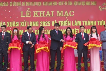 Đại diện lãnh đạo các cơ quan, ban, ngành của tỉnh Lạng Sơn tham gia cắt băng khai mạc Hội báo Xuân xứ Lạng năm 2025.