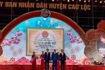 Lãnh đạo Ủy ban nhân dân huyện Cao Lộc (Lạng Sơn) tiếp nhận quyết định công bố Di tích lịch sử quốc gia Pháo đài Đồng Đăng.