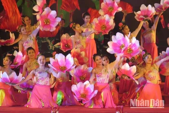 Các văn nghệ sĩ tham gia biểu diễn ca ngợi vẻ đẹp của hoa đào xứ Lạng.