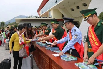 Cán bộ, chiến sĩ Đồn biên phòng cửa khẩu quốc tế Hữu Nghị, Lạng Sơn phối hợp lực lượng chức năng Quảng Tây, Trung Quốc tổ chức tuyên truyền pháp luật cho người dân qua lại cửa khẩu.