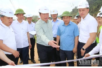 Đồng chí Trần Hồng Minh, Bộ trưởng Xây dựng kiểm tra, thi công cao tốc Hữu Nghị-Chi Lăng (Lạng Sơn).